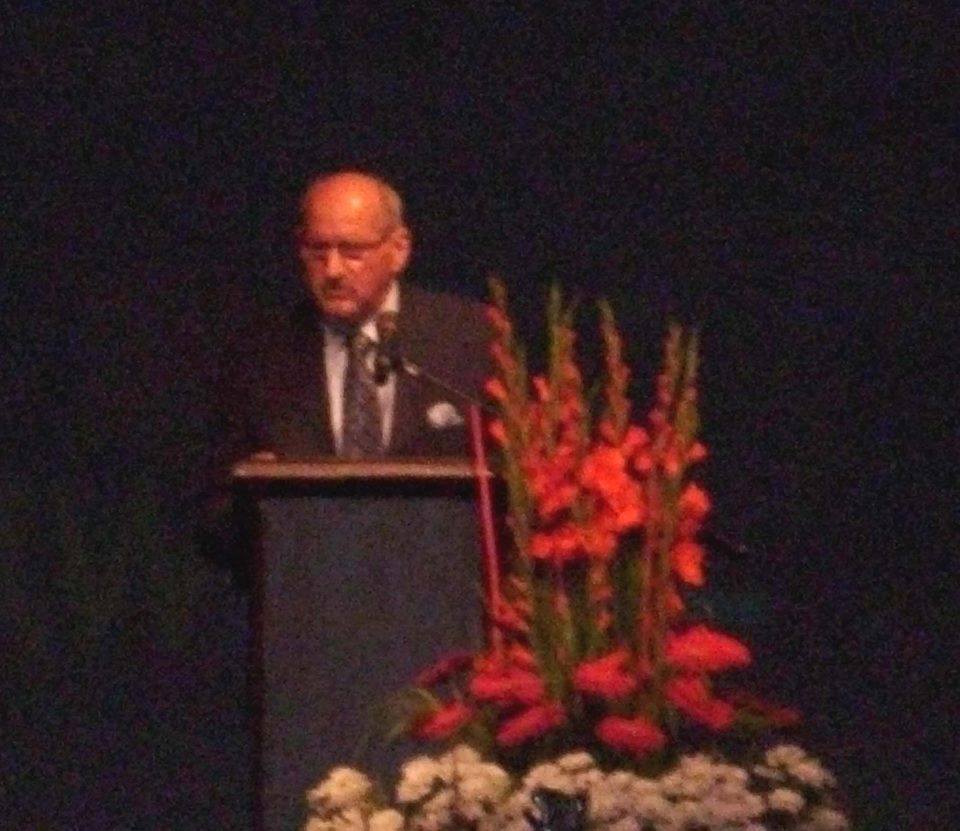 Mężczyzna przemawiający podczas kongresu