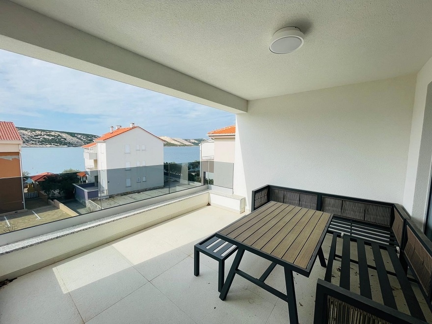 STARA NOVALJA 3-pokojowy apartament 119 m2 z trzema tarasami, 2. rząd do morza ► €419,000