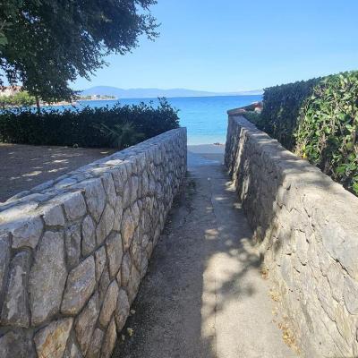 apartman-na-atraktivnoj-lokaciji-samo-30-m-do-plaze4